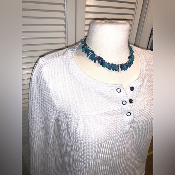 White waffle knit Henley with snaps - Picture 4 of 7